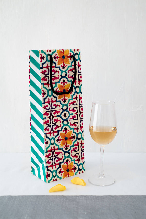 Twirling Pattern Wine Bag